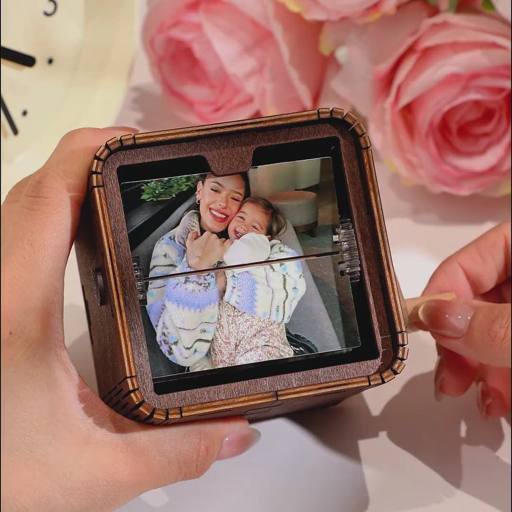 Custom 16 Halloween Photos Music Flipbook Frame Animation Machine Mechanical Hand-cranked Photo Album with Light Unique Halloween Gifts